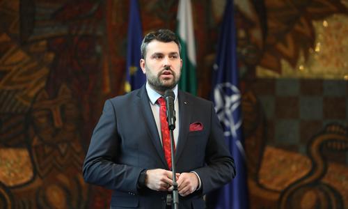 Министърът на външните работи, г-н Георг Георгиев, връчи сертификатите на стажант-аташетата от випуск 2025 "д-р Георги Вълкович", успешно завършили XIX обучителен курс по дипломация на Дипломатическия институт